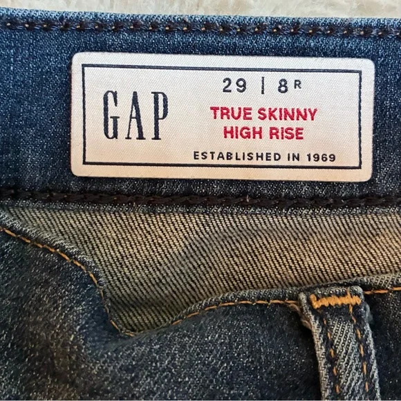 Gap's High Rise True Skinny Jeans in Dark Wash - Picture 4 of 8